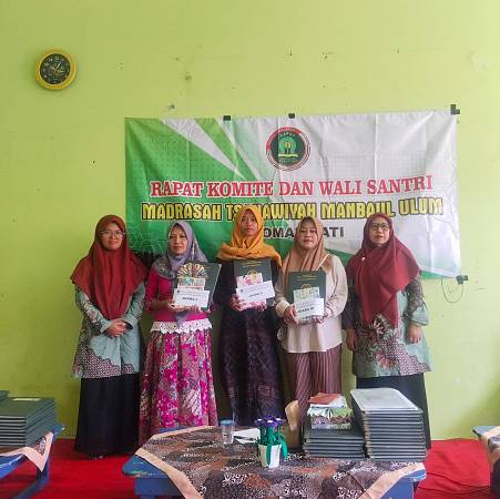 Penerimaan raport semester ganjil MTs ManbaulUlum